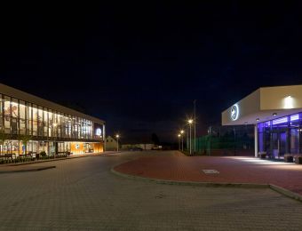 Śląskie Centrum Tenisa Pszczyna - budynek główny i restauracja La Petite nocą